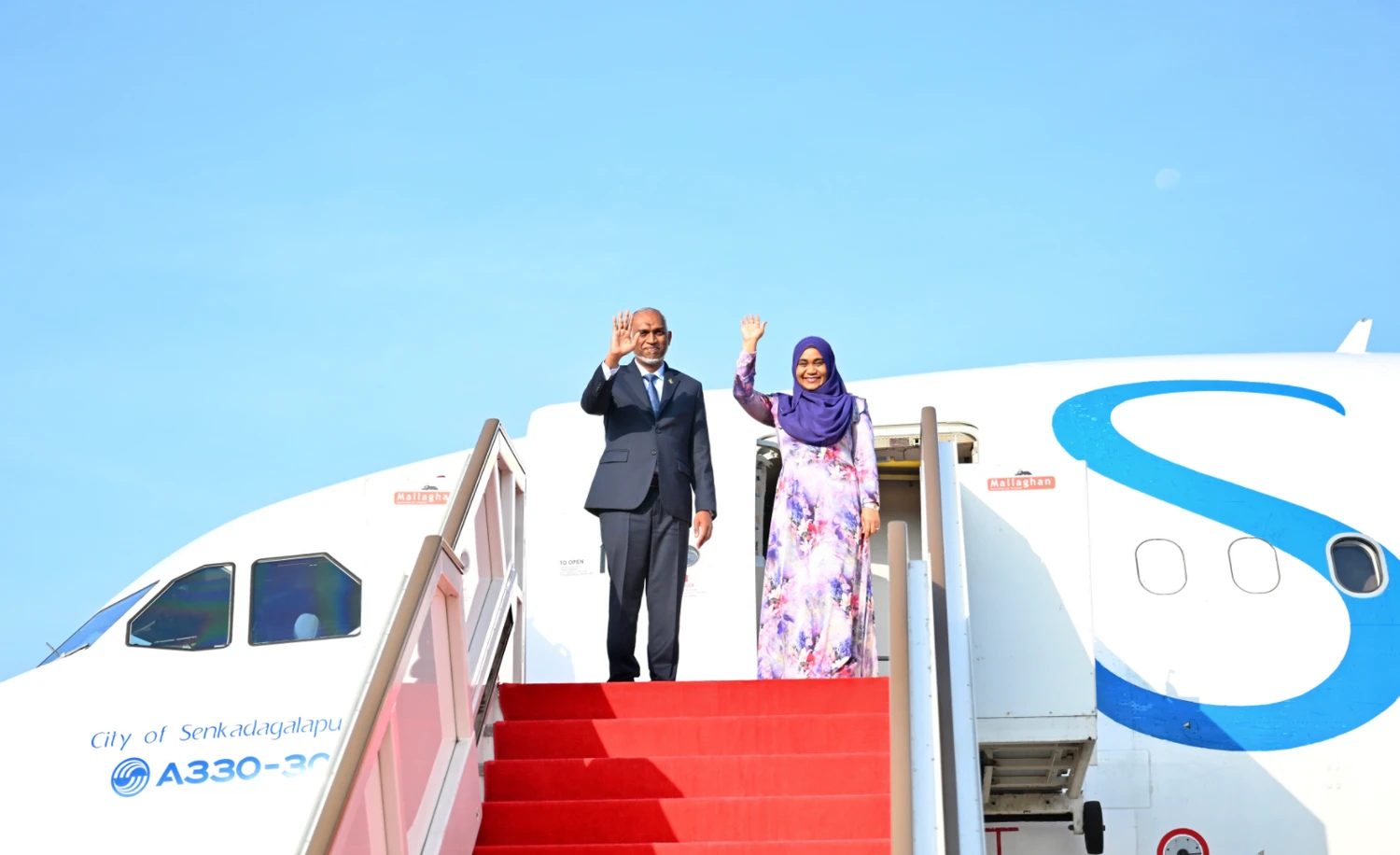Image for ލަންކާއަށް ކުރެއްވި ފުރަމާނަ ދަތުރުފުޅު ނިންމަވައިލެއްވުމަށްފު ރައީސްގެ ދެކަނބަލުން މާލެއަށް ވަޑައިގެންފި service